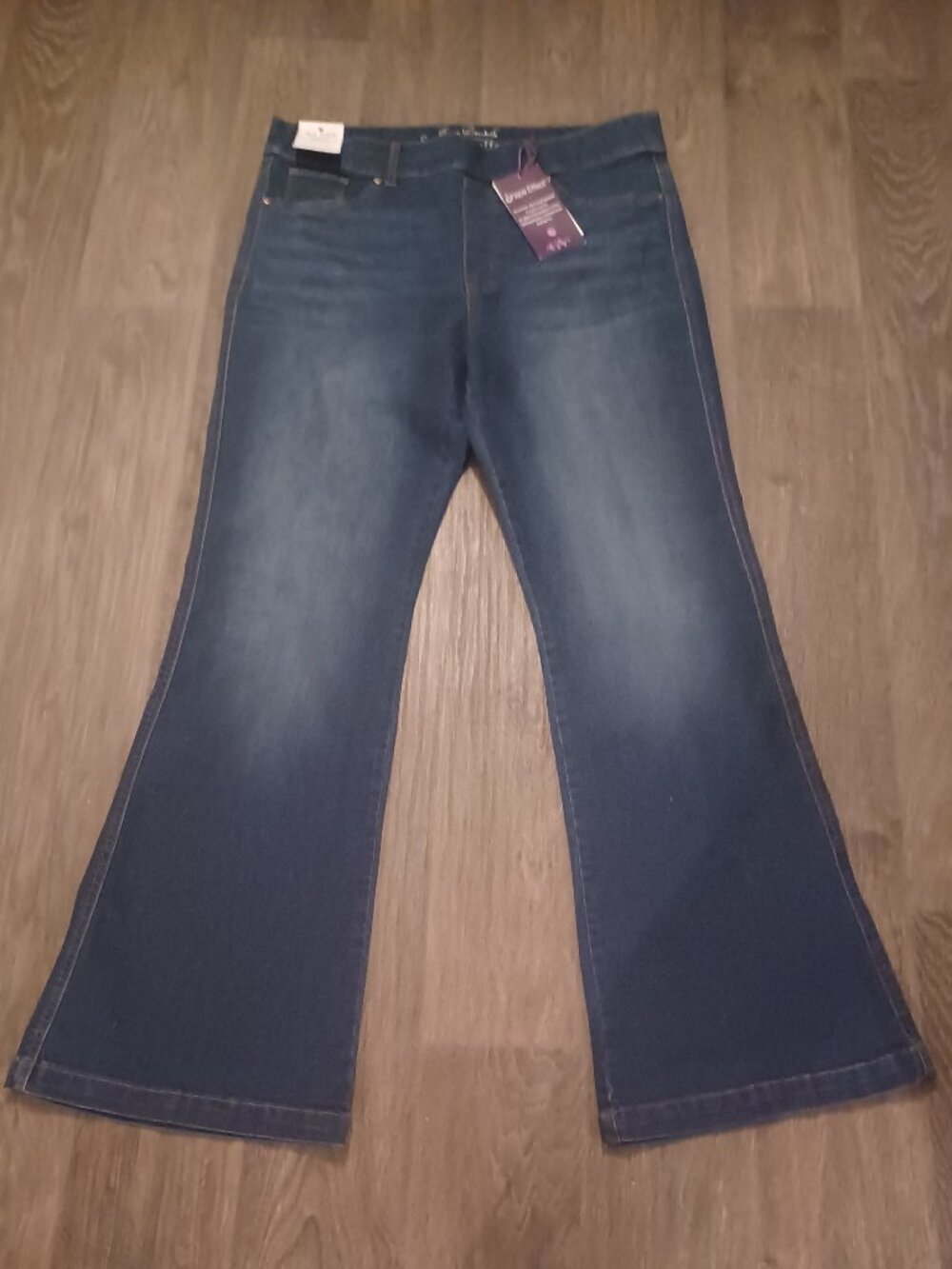 NWT/ HIGH RISE FLARE/ SHAPE EFFECT/ PULL ON/ GLORIA VANDERBILT JEANS